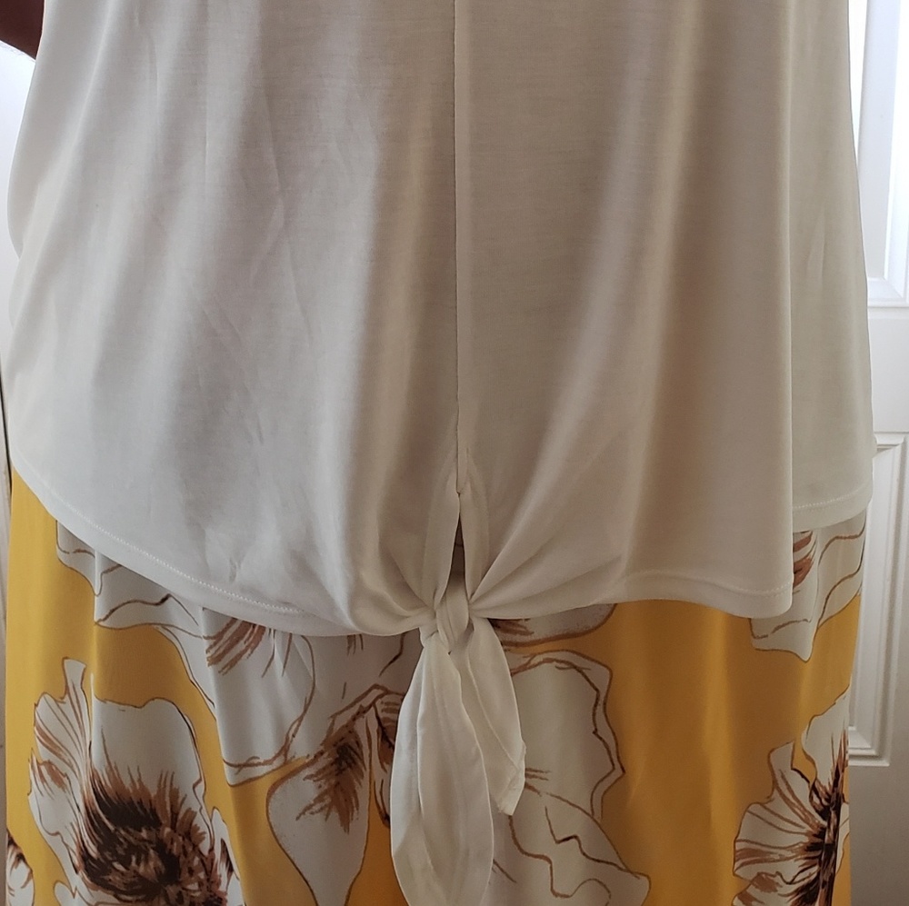 🌟 Ivory Keyhole Tank Top - Picture 5 of 5
